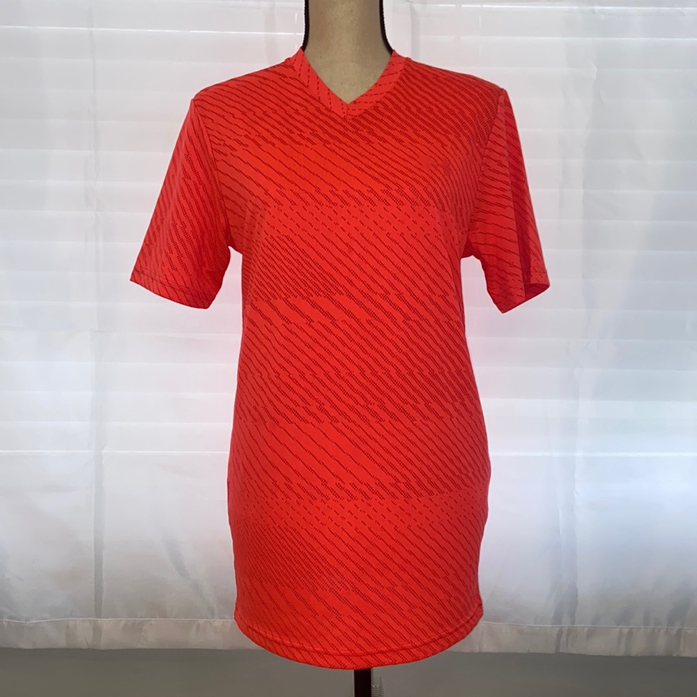 NWOT! Size small. UnderArmour loose fit “heatgear” short sleeve v-neck shirt! 🤩